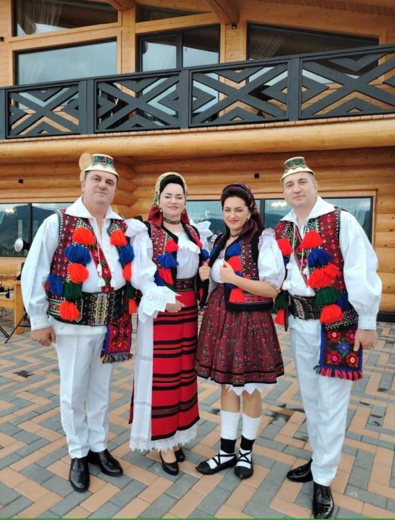 Florentina și Petre Giurgi cu familia în port popular maramureșean