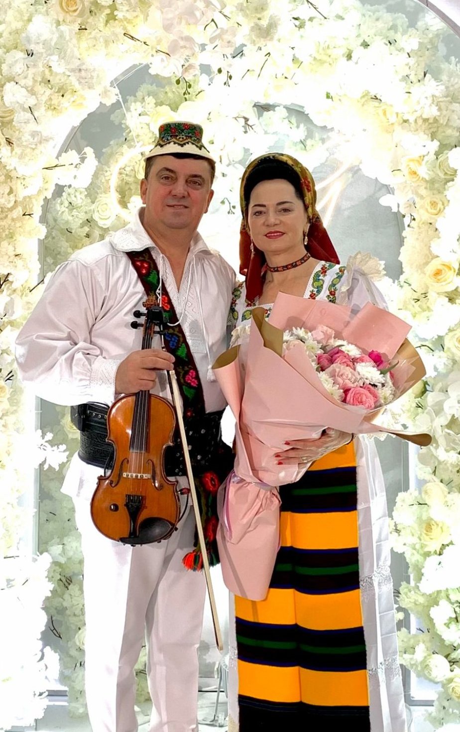 Florentina și Petre Giurgi cu flori la eveniment elegant - Iulie 2024