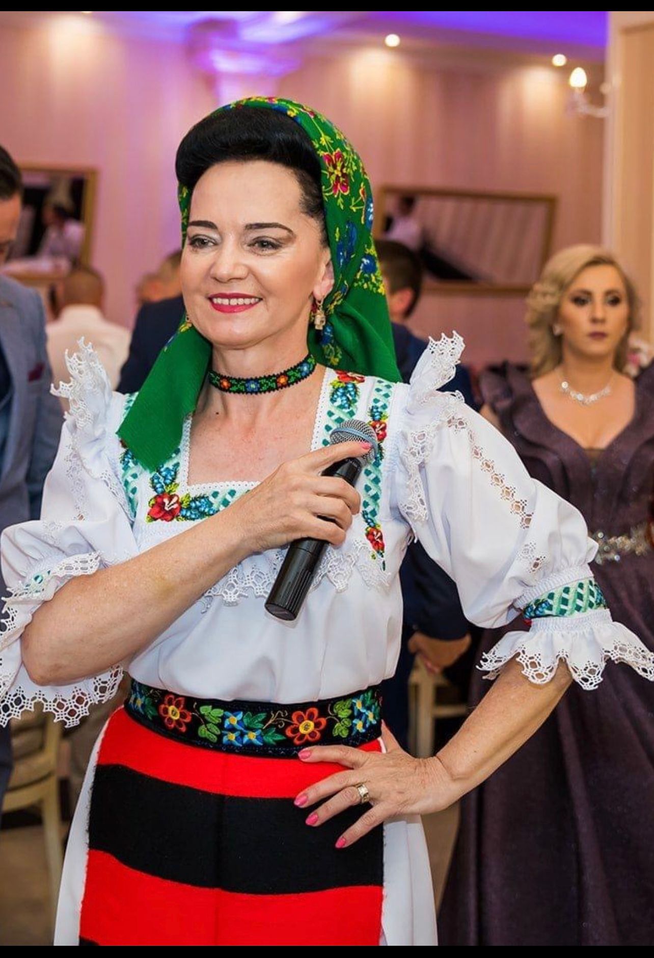 Florentina Giurgi cântând la nuntă - port tradițional maramureșean