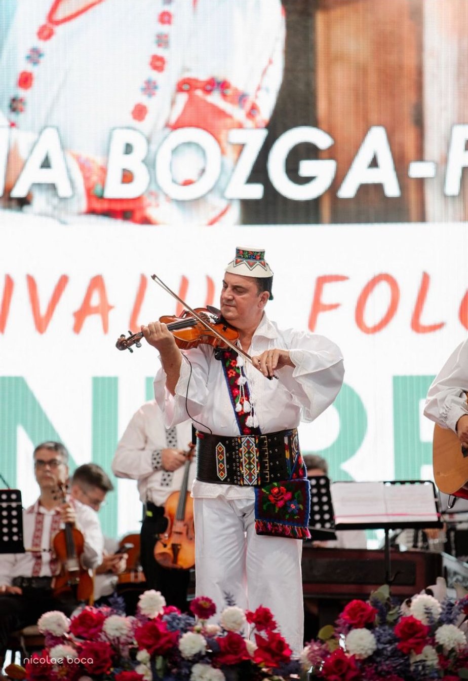 Petre Giurgi cântând la vioară la festival - La Bozga-n Răbozău 2024