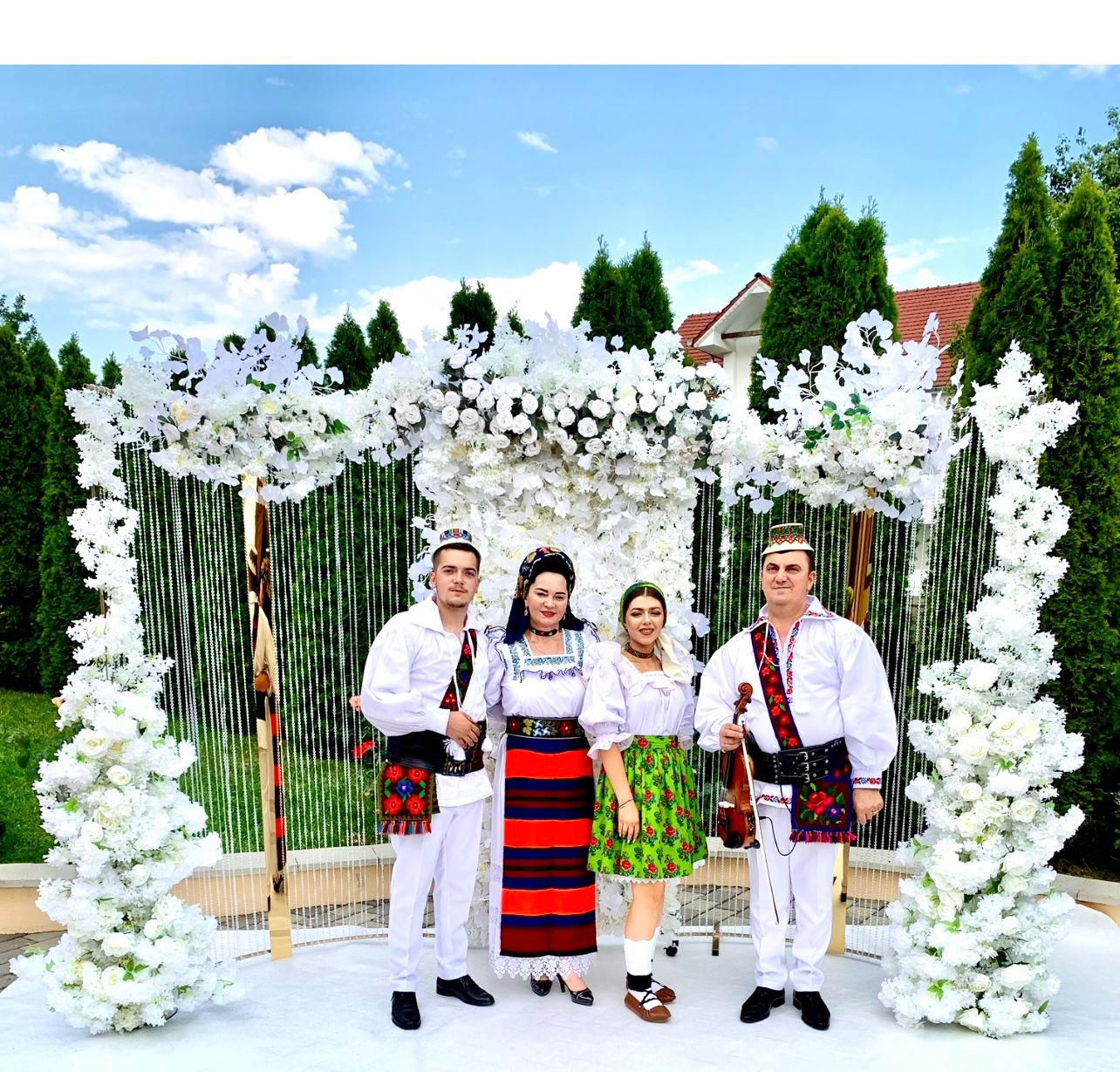 Familia Giurgi cu nepoții la nuntă - arc de flori albe