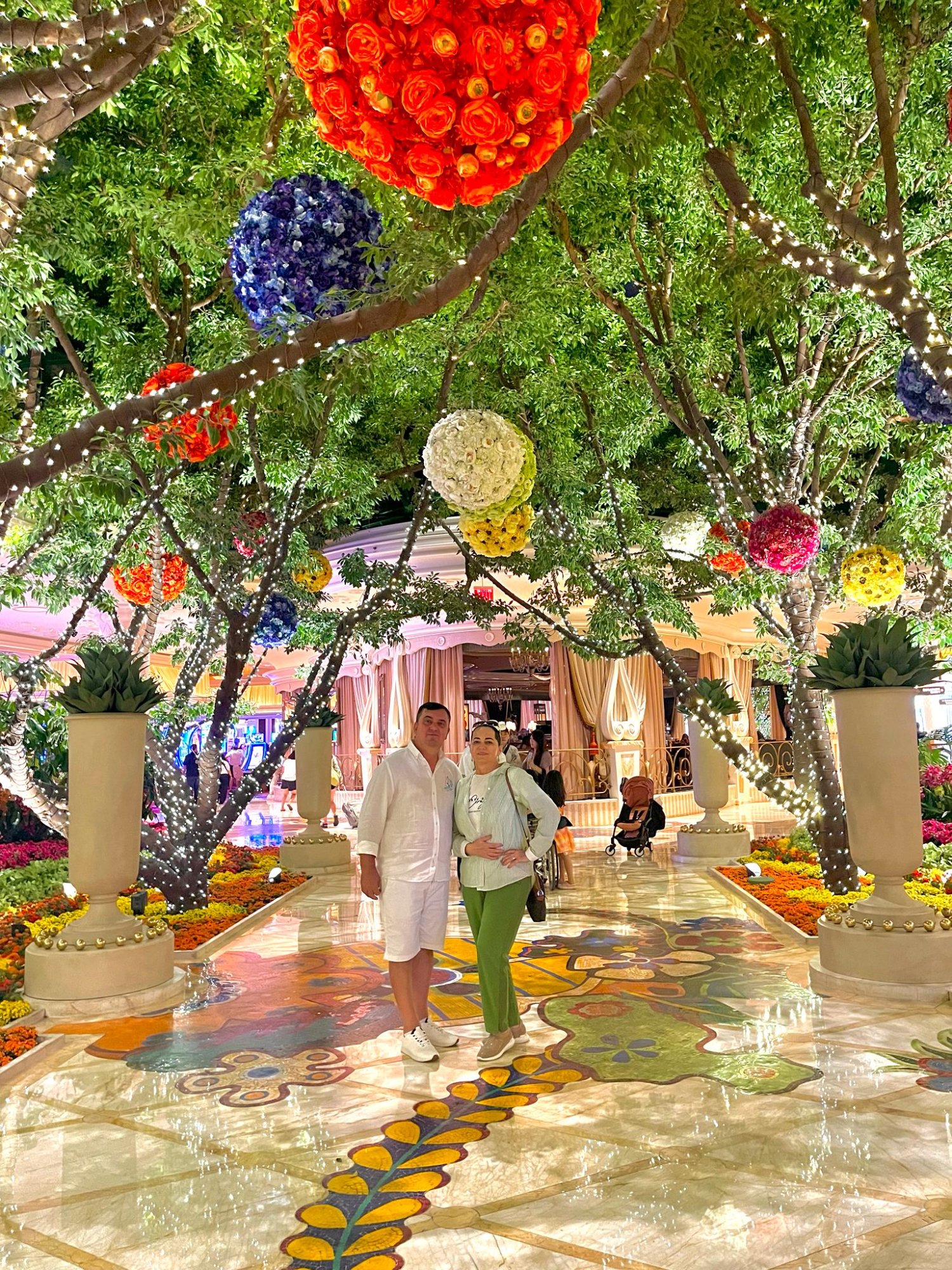 Florentina și Petre la hotel Wynn Las Vegas - lobby cu flori colorate