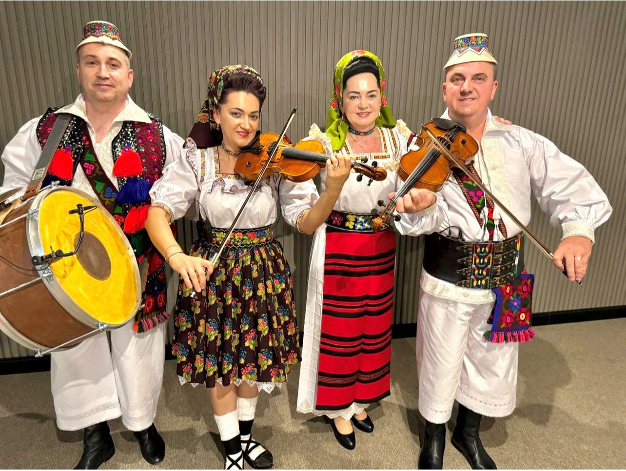 Familia Giurgi cu toate instrumentele - vioară și dobă galbenă