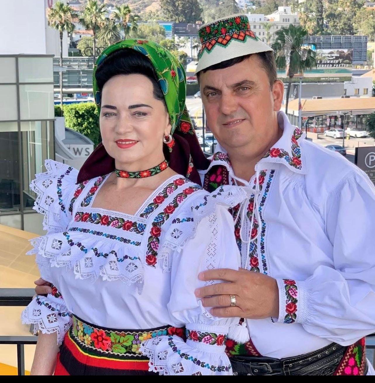 Florentina și Petre Giurgi în costum tradițional