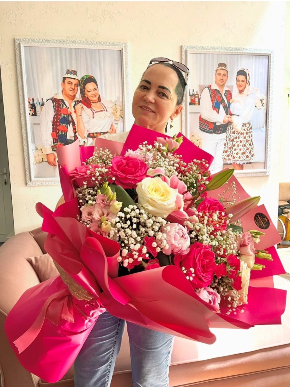 Florentina cu buchet de ziua ei - 11 iunie, tablouri pe perete