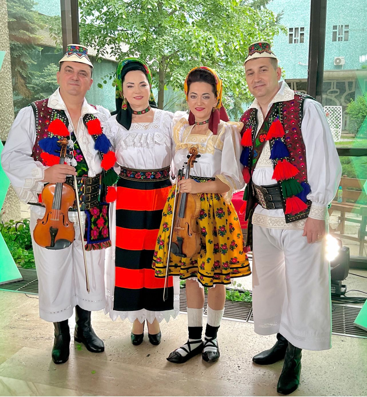 Familia Giurgi cu instrumentele tradiționale - vioară și dobă