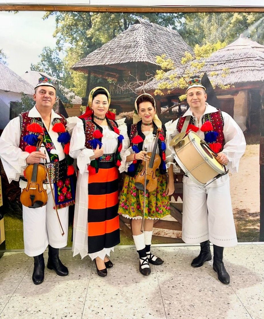 Artiștii Giurgi la Muzeul Satului cu instrumentele tradiționale