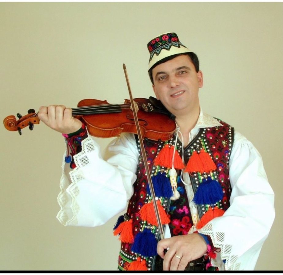 Petre Giurgi cu vioara - portret de artist